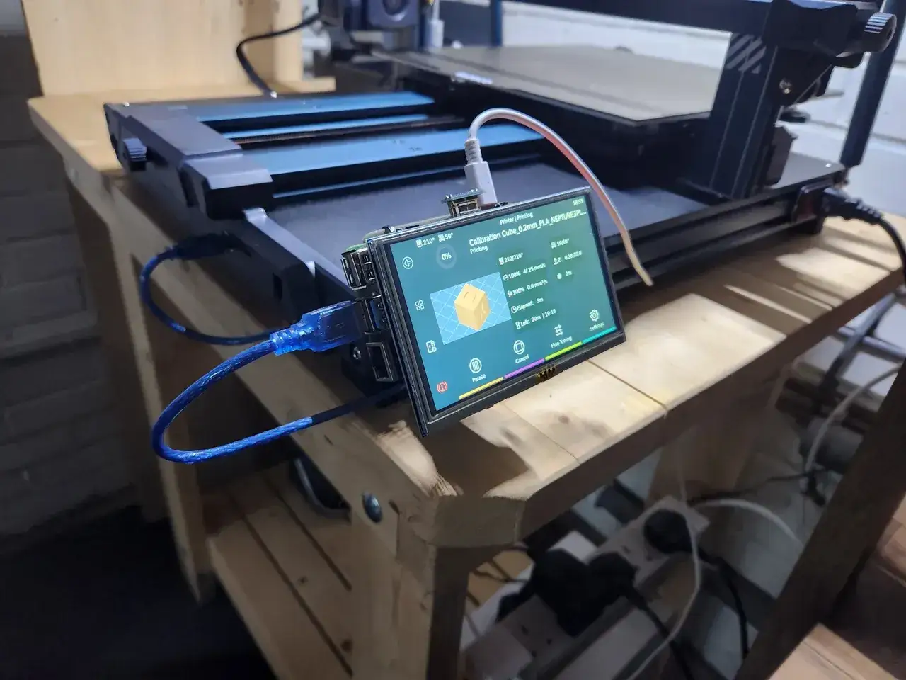 Klipper na Ender 3 z ekranem dotykowym wyświetla postęp drukowania kostki kalibracyjnej.