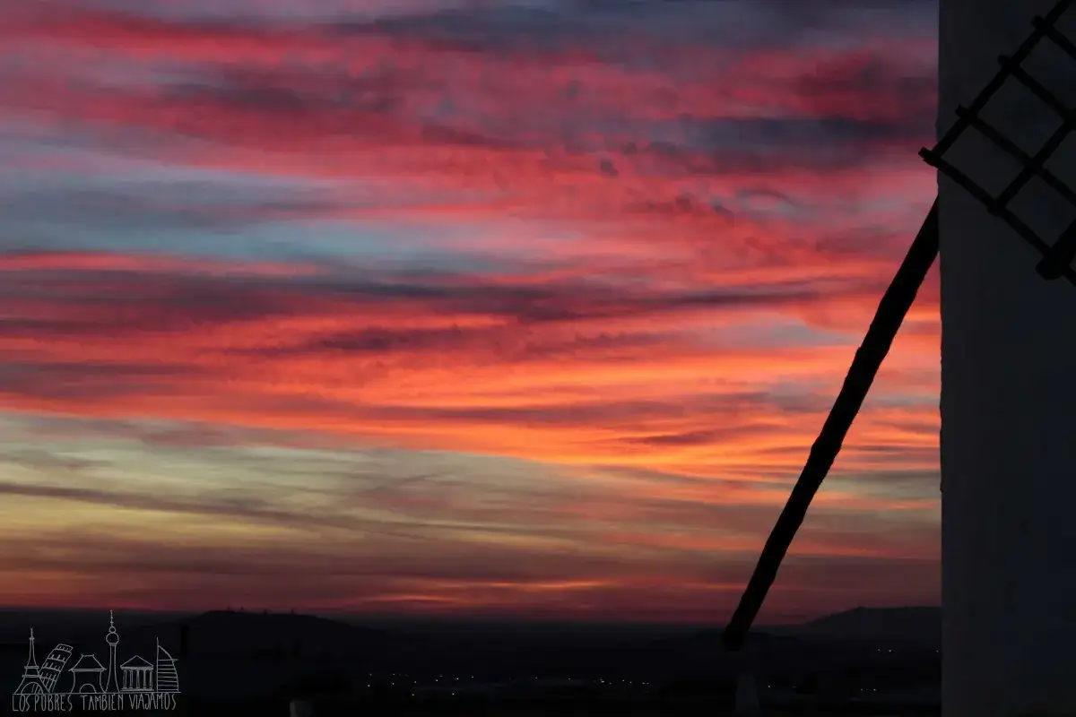 Atardecer en la ruta de Don Quijote. Un molino de viento se recorta contra un cielo de fuego.