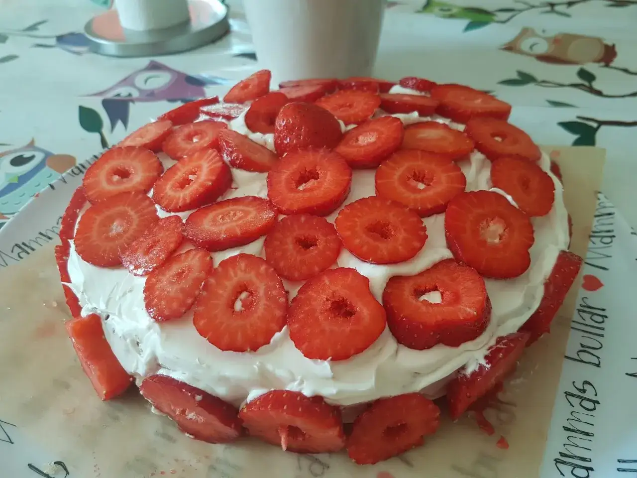 En härlig vegansk jordgubbstårta med fluffig grädde och massor av färska jordgubbar. Perfekt för firande!