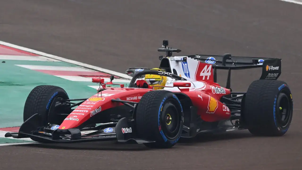 Hamilton im Ferrari-Boliden mit der Startnummer 44 auf der Rennstrecke.