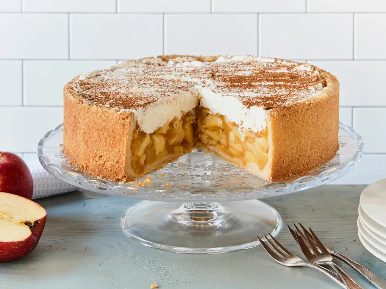 Saftige Apfelweintorte, wie von Landfrauen gebacken, mit cremigem Topping und Zimt bestreut.