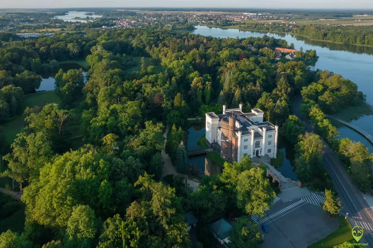 Pałac w Kórniku, otoczony parkiem i jeziorami, to idealne miejsce, by odkryć, co zwiedzić w Wielkopolsce.