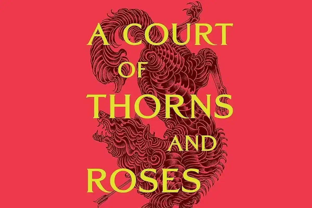 Una corte di rose e spine: un lupo stilizzato e un drago si intrecciano su sfondo rosso, con il titolo del libro in giallo.