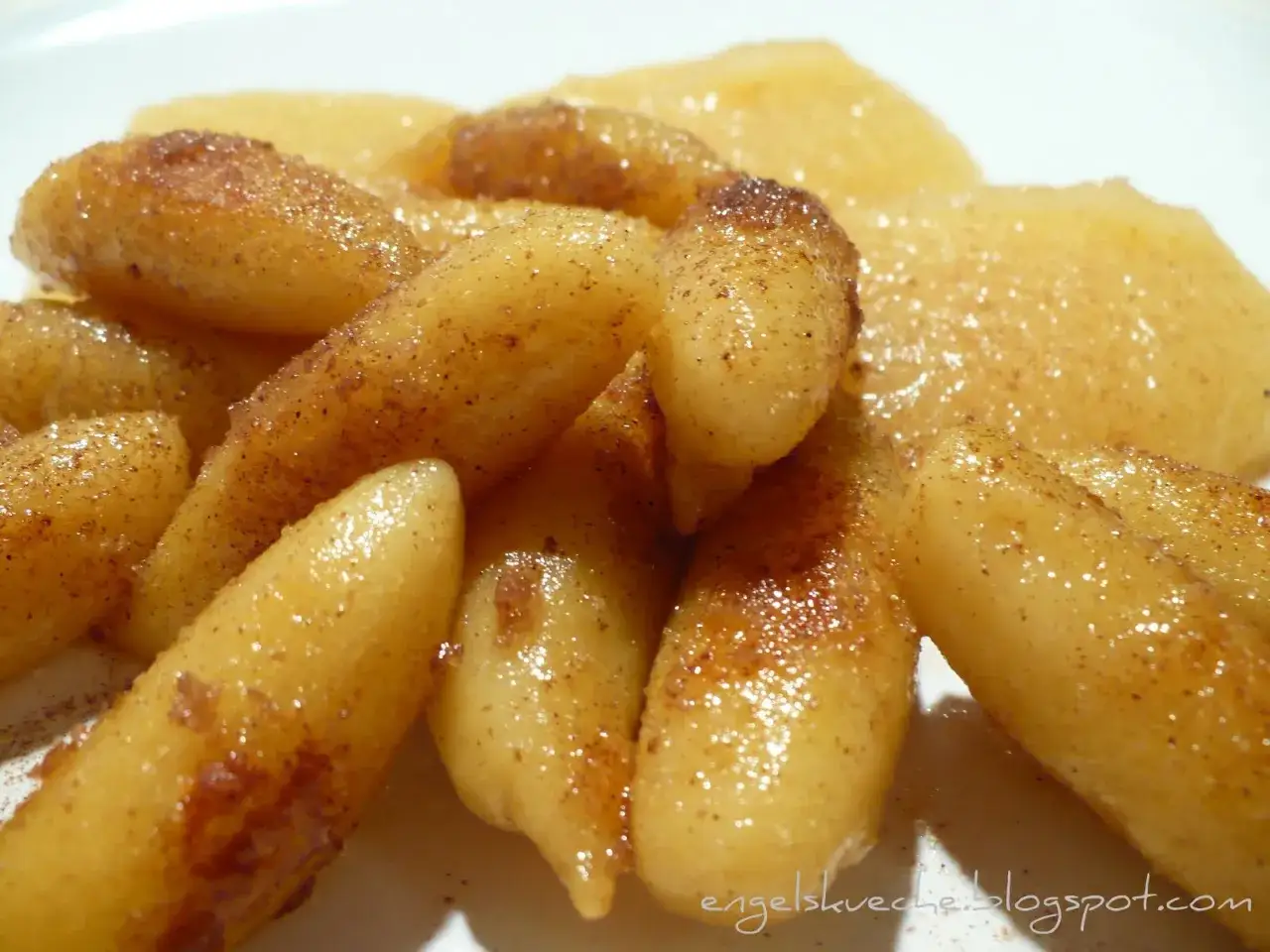 Schupfnudeln mit Zimt und Zucker, ein süßer Genuss, der an Omas Küche erinnert.