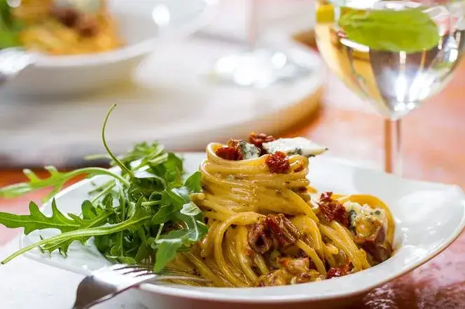 Spaghetti z suszonymi pomidorami i rukolą