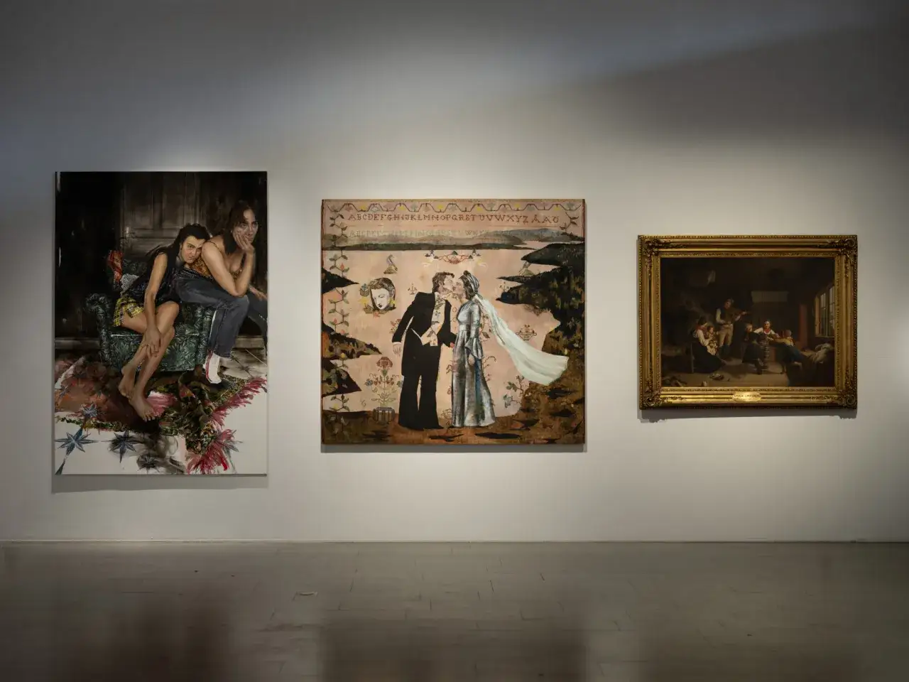 Tre målningar på en vägg i ett bra museum i Stockholm. En föreställer två kvinnor på en soffa, en annan ett brudpar, och den tredje en familj i ett rum.