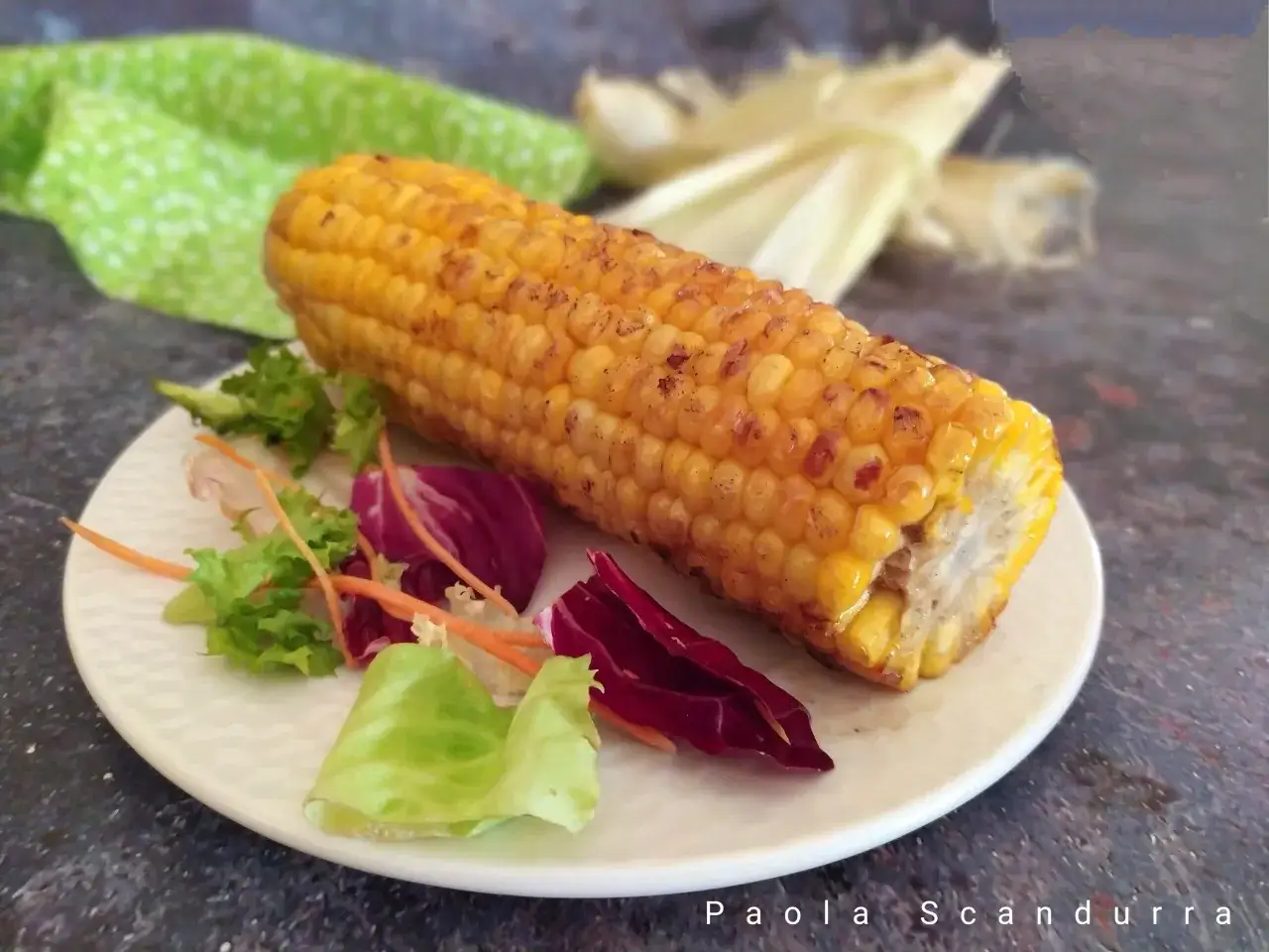 Pannocchie dorate e succose, cotte alla perfezione nella friggitrice ad aria, servite con un'insalata fresca.
