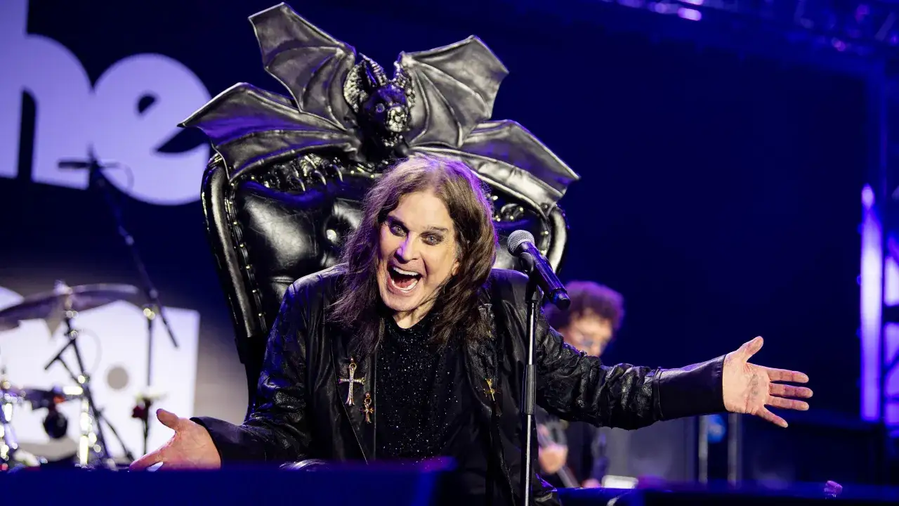 Ozzy Osbourne, w otoczeniu mrocznego tronu, śpiewa na scenie. To może być jego ostatni koncert, symbolizujący