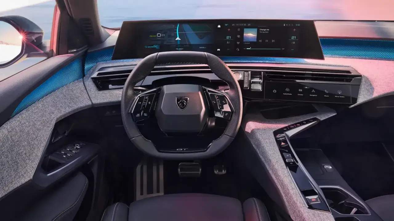 Wnętrze Peugeota 3008 z nowoczesnym iDrive. Zastanawiasz się, jaki silnik wybrać do swojego nowego 3008?