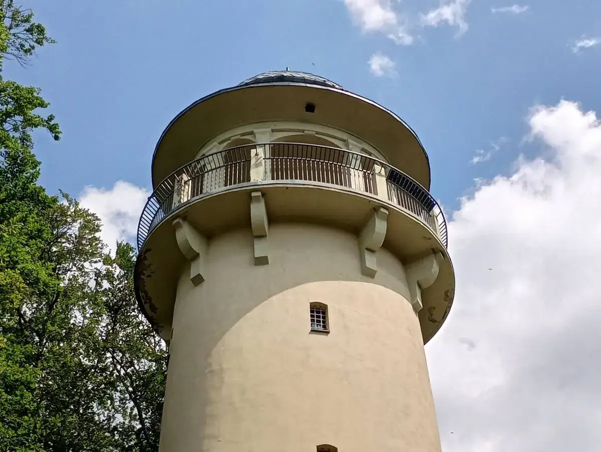 Wieża ciśnień przypomina grzybek, z którego roztacza się widok na górę.
