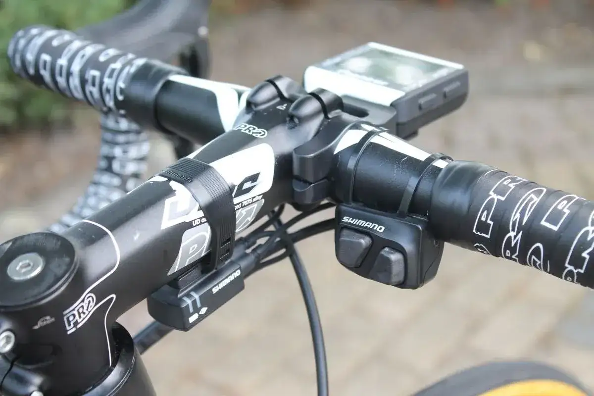 Elektroniczne manetki Shimano na kierownicy roweru. Dowiedz się, jak używać przerzutek w rowerze, by jazda była płynniejsza.
