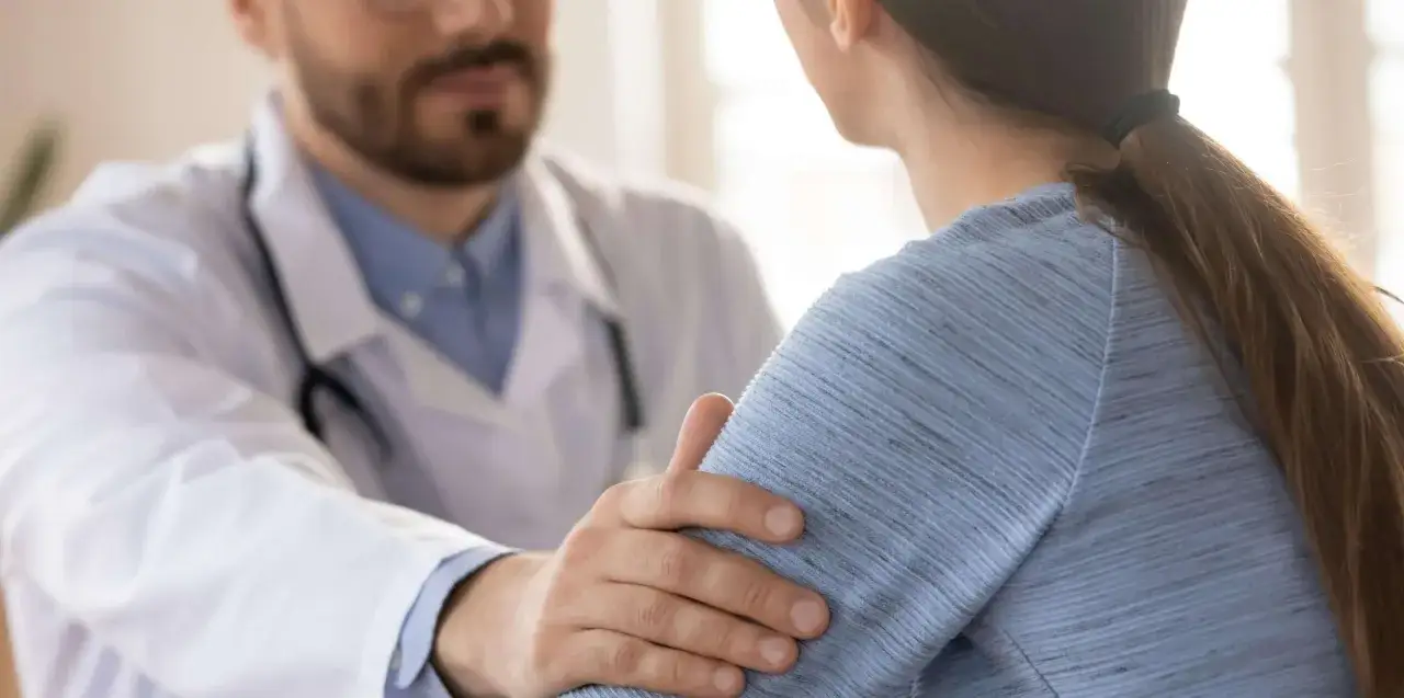 Läkare tröstar patient efter missfall vecka 16.