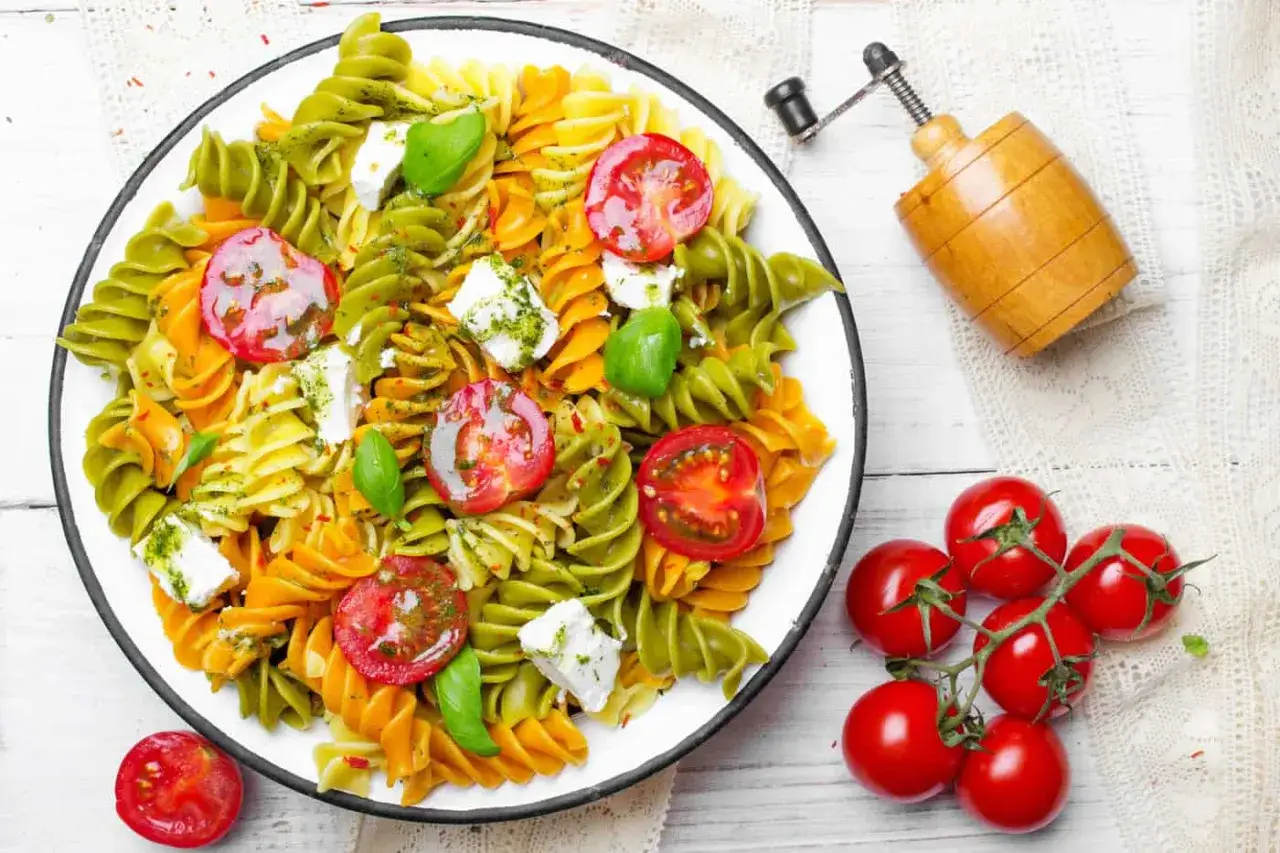 Salade de p&acirc;tes vari&eacute;es et color&eacute;es