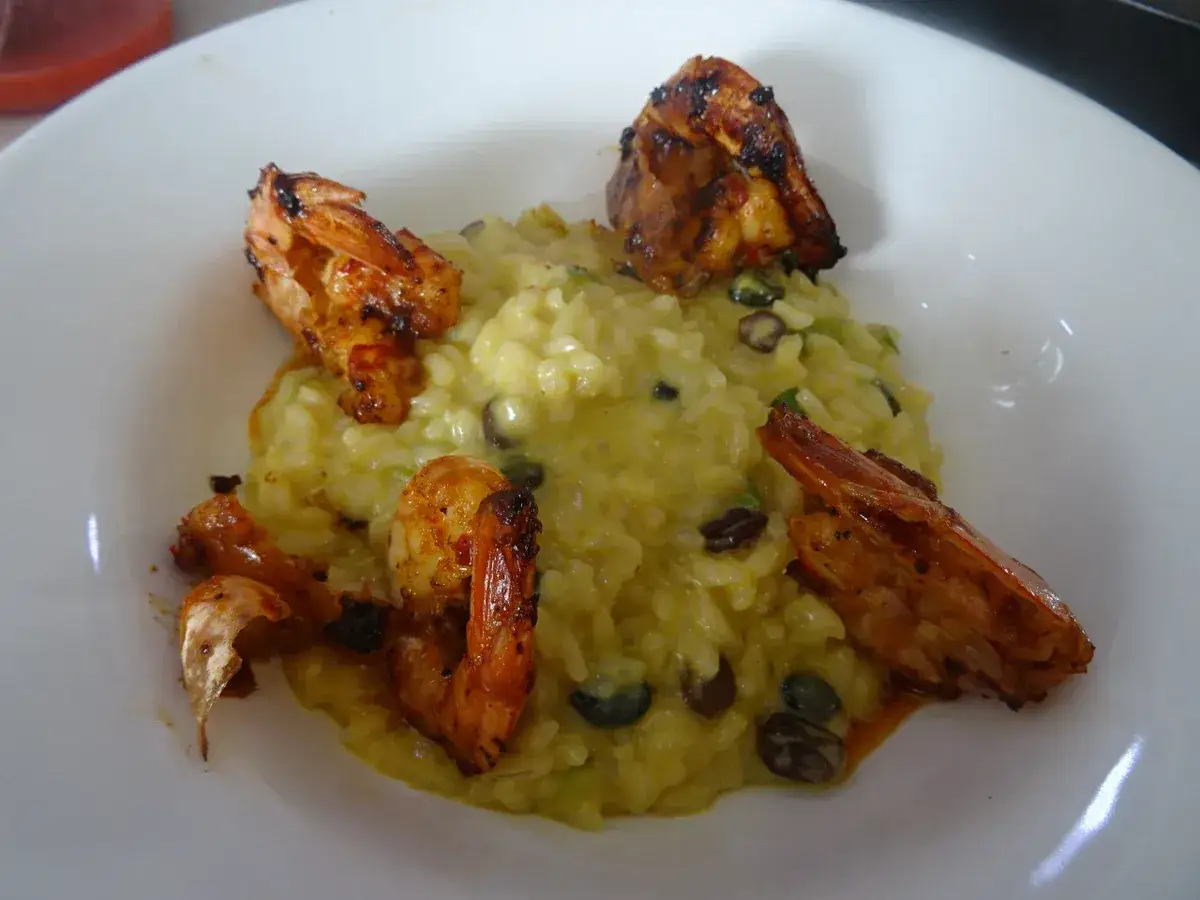 Cremiges Risotto mit Pistazien und Garnelen. Ein köstliches Gericht, das an eine cremige Pistazien Pasta erinnert.