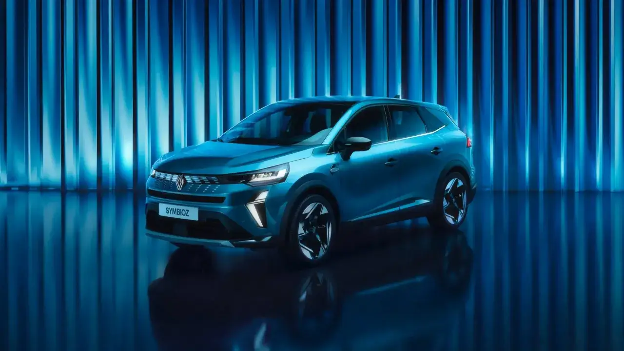 Niebieski Renault Symbioz, jeden z najnowszych renault modele, prezentuje futurystyczny design na tle niebieskich, pionowych pasów.
