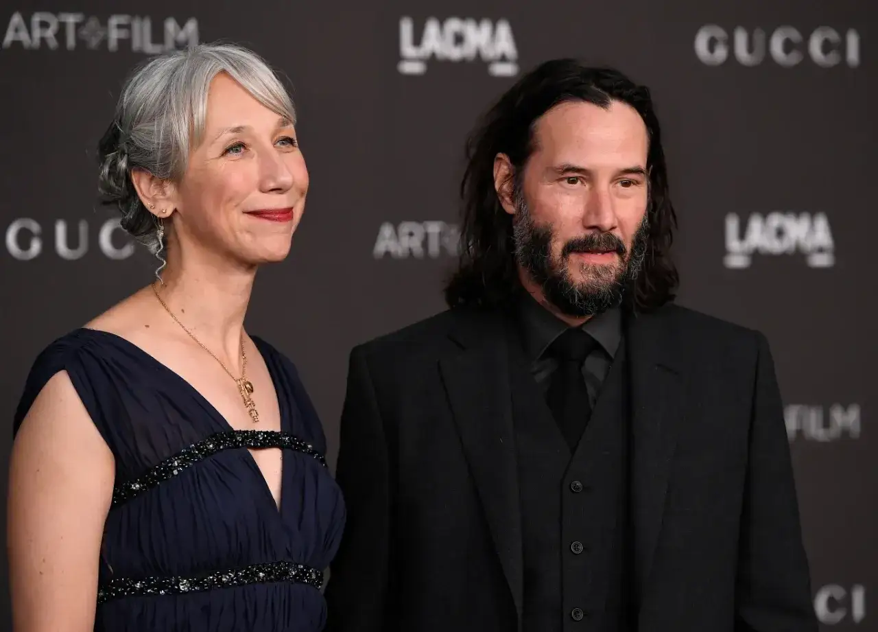 Keanu Reeves z żoną Alexandrą Grant na tle logo LACMA.
