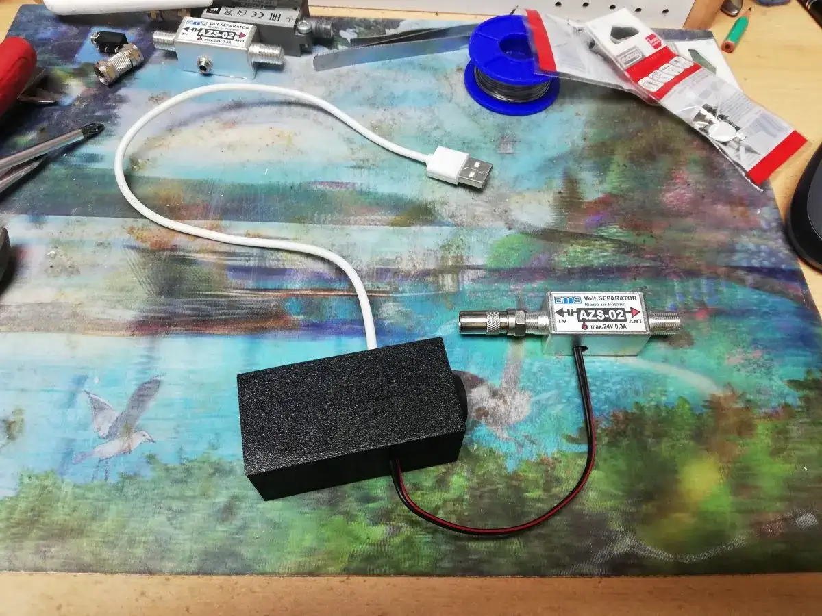 Jak sprawdzić wzmacniacz antenowy? Na stole leży separator napięcia AZS-02, przewód USB i narzędzia.
