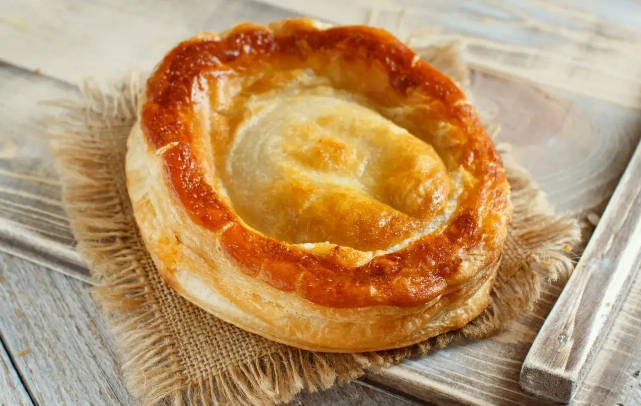 Rustico leccese ricetta: tortino dorato e friabile, un classico salentino pronto da gustare.