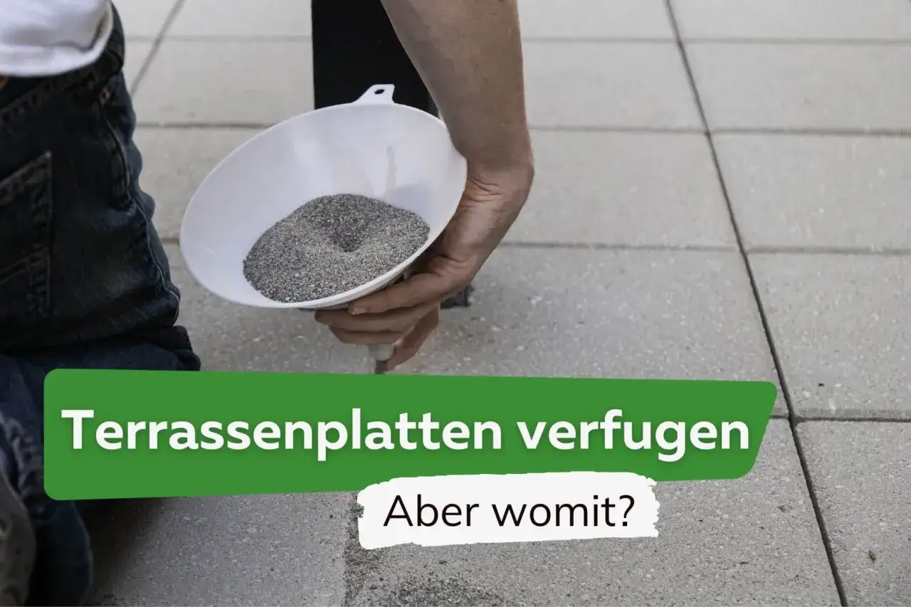 Beim Terrassenplatten verfugen wird feiner Splitt mit einem Trichter in die Fugen gef&uuml;llt.