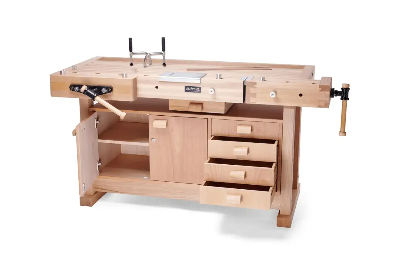 &Eacute;tabli en bois massif avec &eacute;tau, tiroirs et portes. Parfait pour tous vos projets de menuiserie.