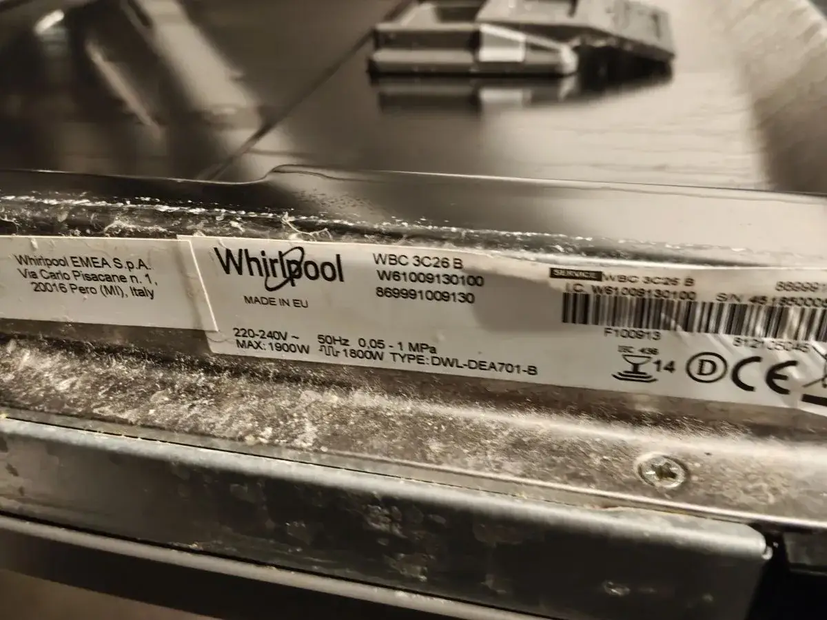 Zmywarka Whirlpool WBC 3C26 B z błędem F15. Widoczna tabliczka znamionowa urządzenia.