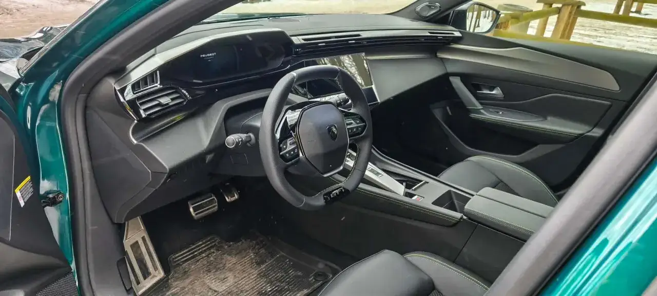 Wnętrze Peugeota 308 z zielonymi akcentami. Sprawdź aktualną peugeot 308 cena i wyposażenie.