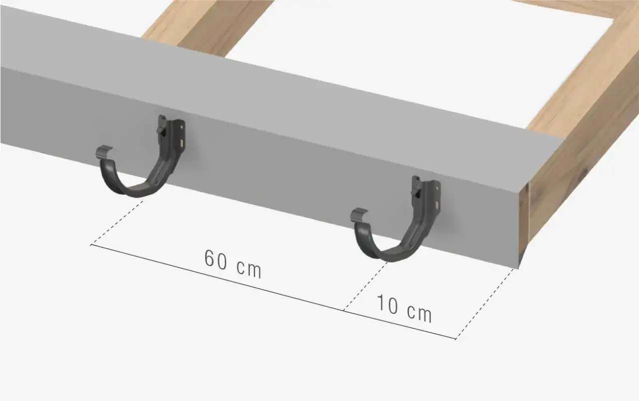Montaż haków rynnowych nakrokwiowych. Odległość między hakami 60 cm, od krawędzi 10 cm.