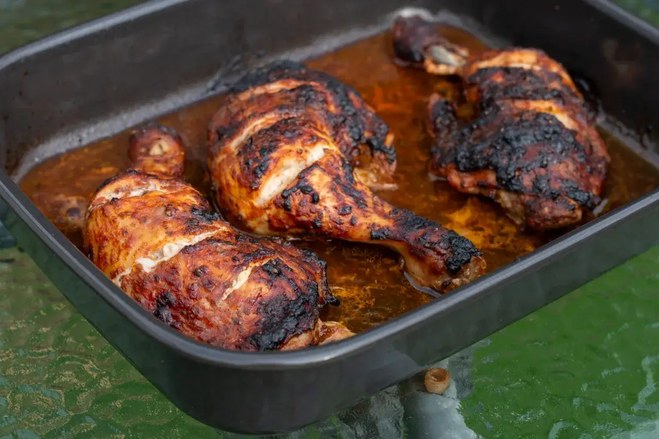 Tre saftiga kycklingklubbor i en ugnsform, perfekt stekta med krispig yta. Kycklingklubba temp.