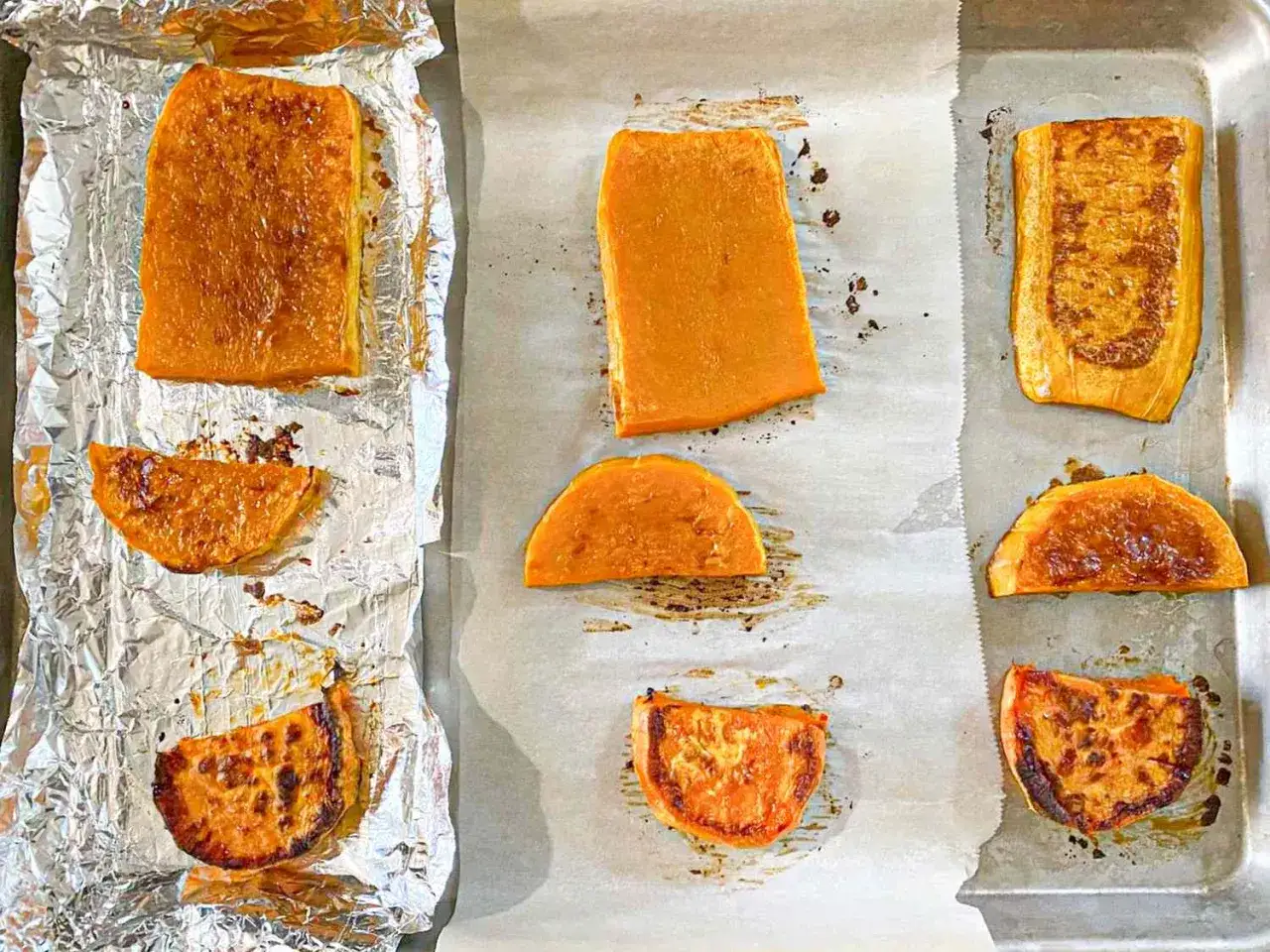 Des morceaux de courge rôtis au four, certains caramélisés à la perfection sur une plaque recouverte de papier sulfurisé et d'une autre en aluminium.