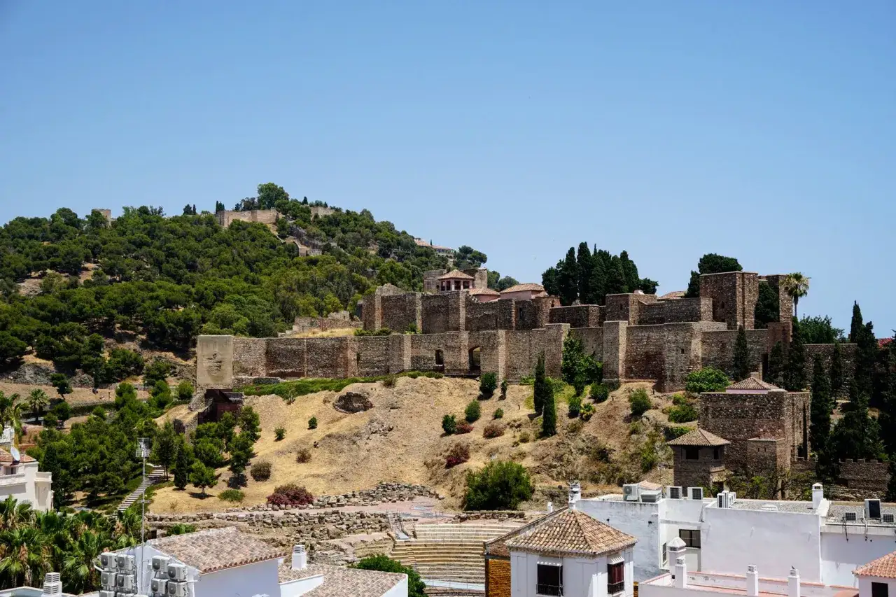 Die Alcazaba, eine beeindruckende maurische Festung, thront auf einem H&uuml;gel &uuml;ber Malaga.
