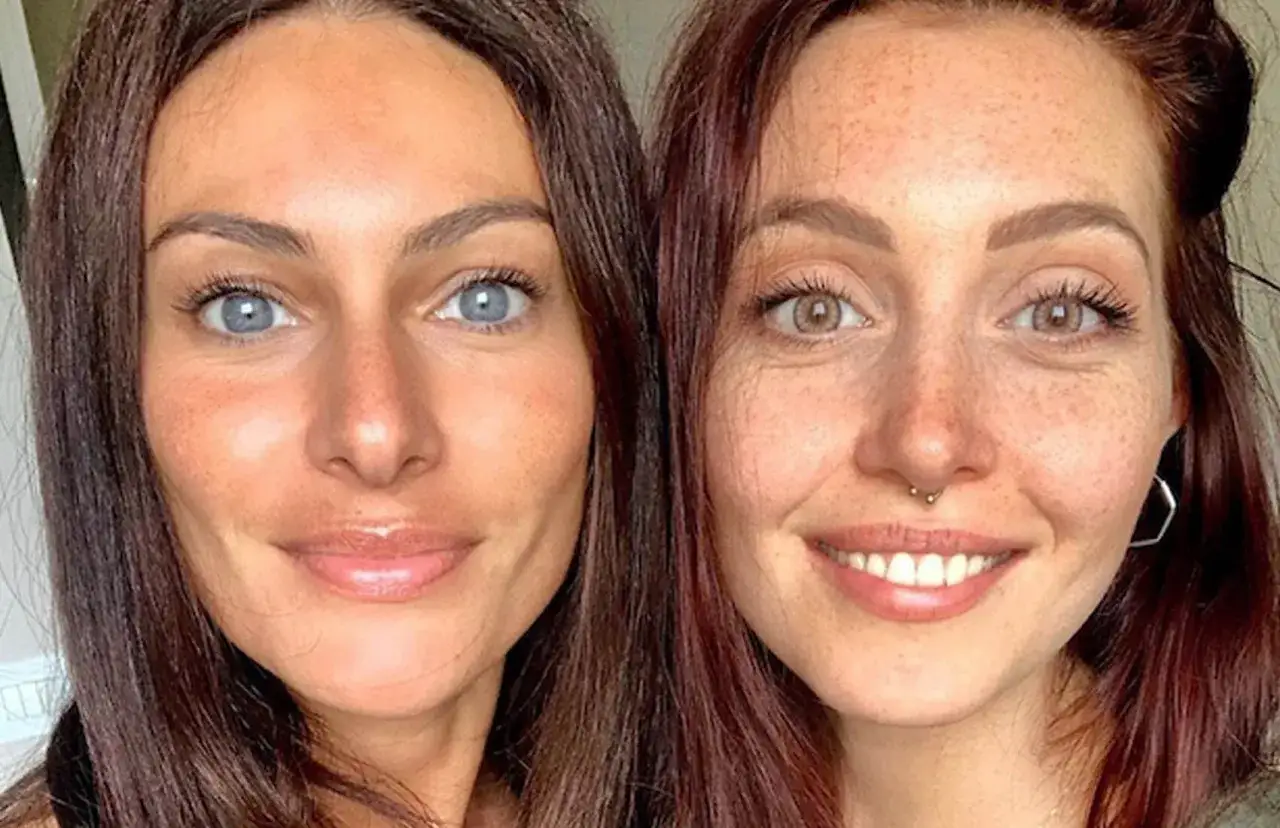 Due volti vicini, uno con un trucco smokey eyes intenso e l'altro con un look pi&ugrave; naturale, entrambi sorridono.