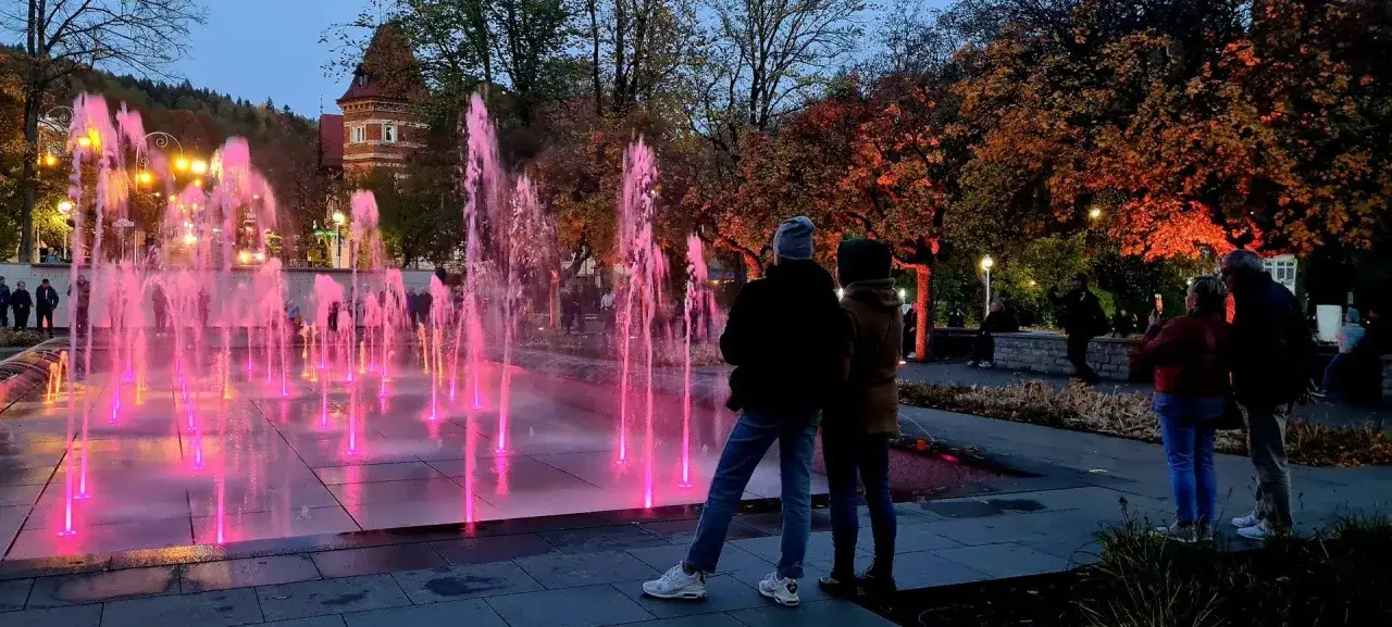 Deptak Krynica-Zdrój wieczorem fontanna