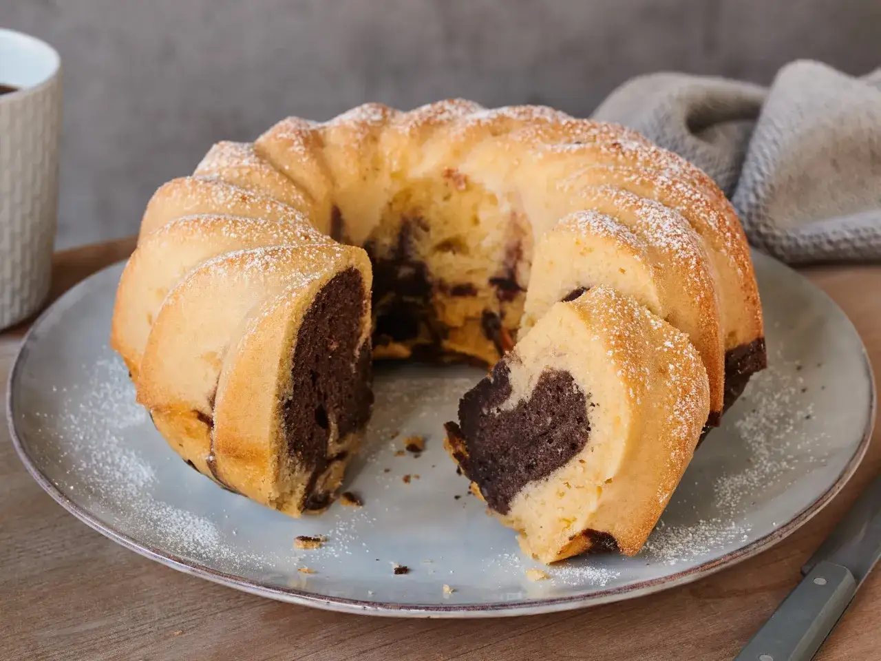 Ein k&ouml;stlicher Marmorkuchen, perfekt f&uuml;r jedes Kaffeetrinken. Dieses Marmorkuchen Rezept ist einfach und gelingt immer.