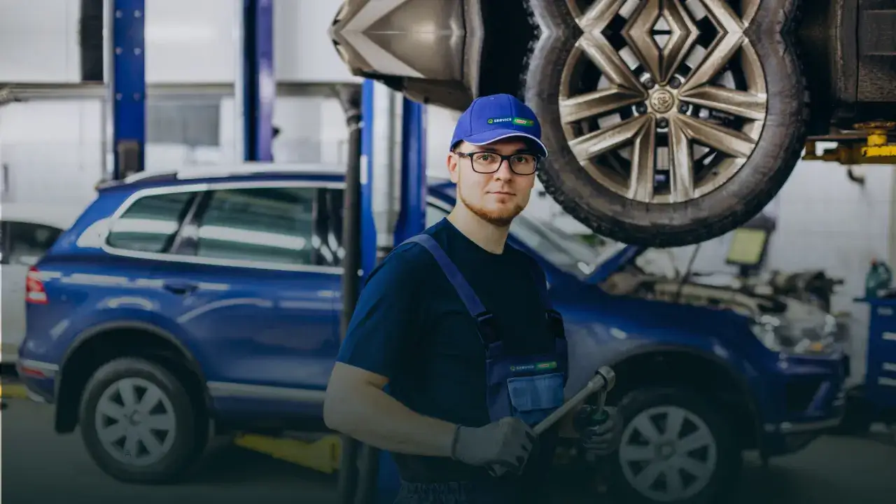Mechanik samochodowy sprawdzający silnik lub opony