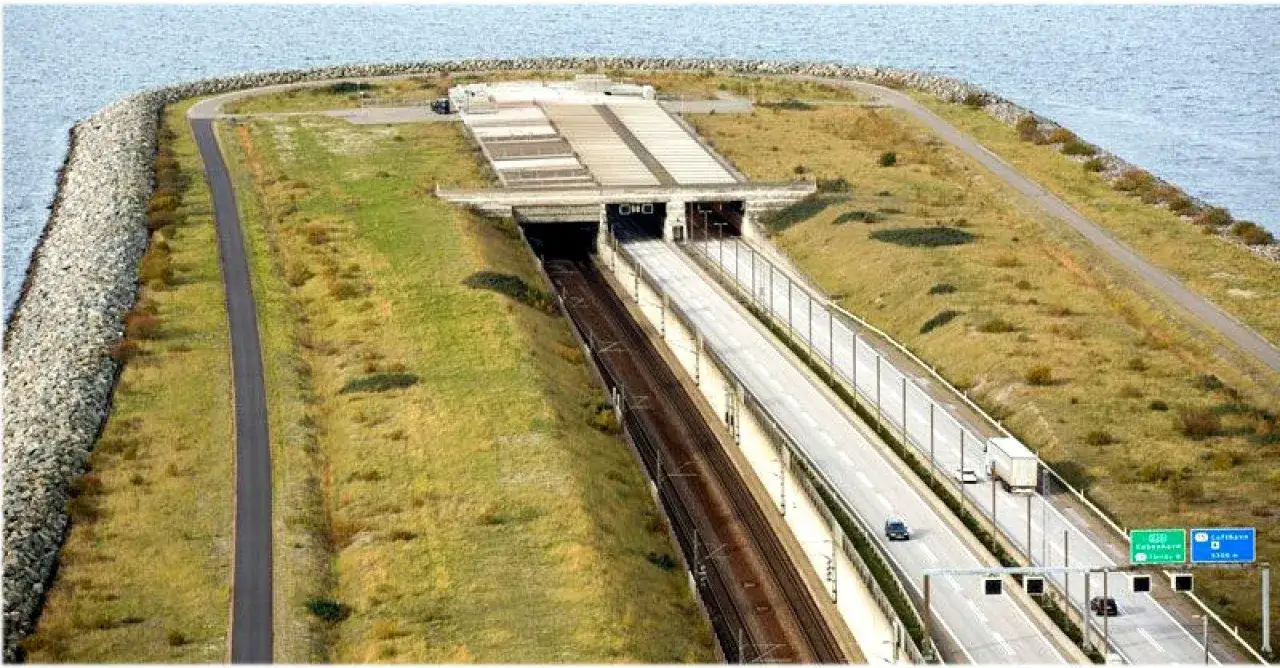 Most Øresund łączy Danię ze Szwecją. Widoczny tunel i autostrada prowadzą pod wodą.