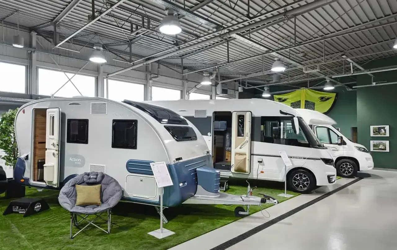 Nowi producenci kamperów prezentują swoje modele: przyczepę kempingową i kampery w salonie.