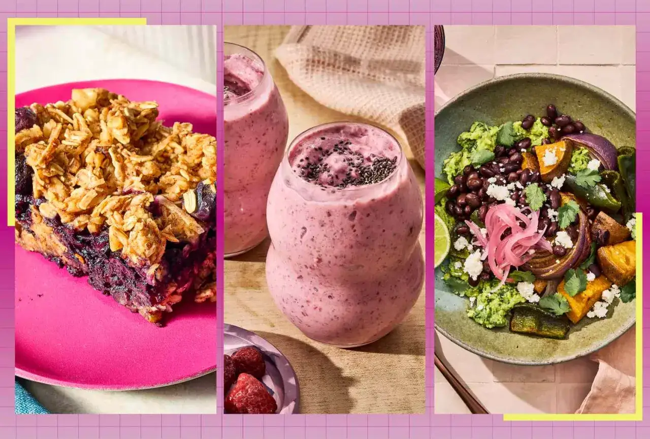 Porzione di crumble ai mirtilli, frullato rosa e insalata con fagioli neri e patate dolci: idee per una dieta anticellulite menù settimanale.