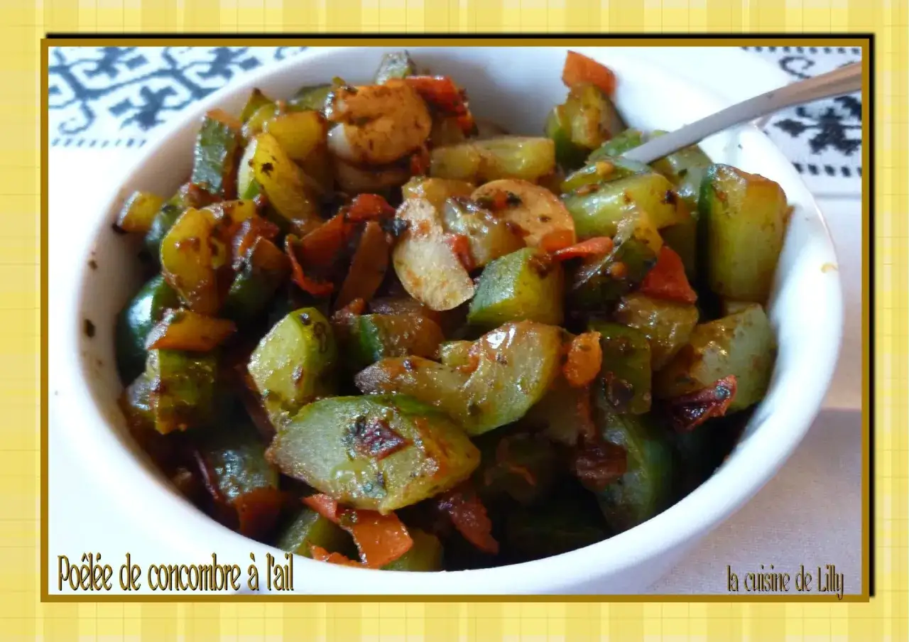 Po&ecirc;l&eacute;e de concombre &agrave; l'ail, une recette savoureuse et facile. Ce plat met en valeur le concombre cuit avec des morceaux de poivrons rouges et des &eacute;pices.