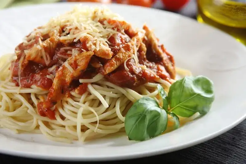 spaghetti bolognese z kurczakiem indykiem