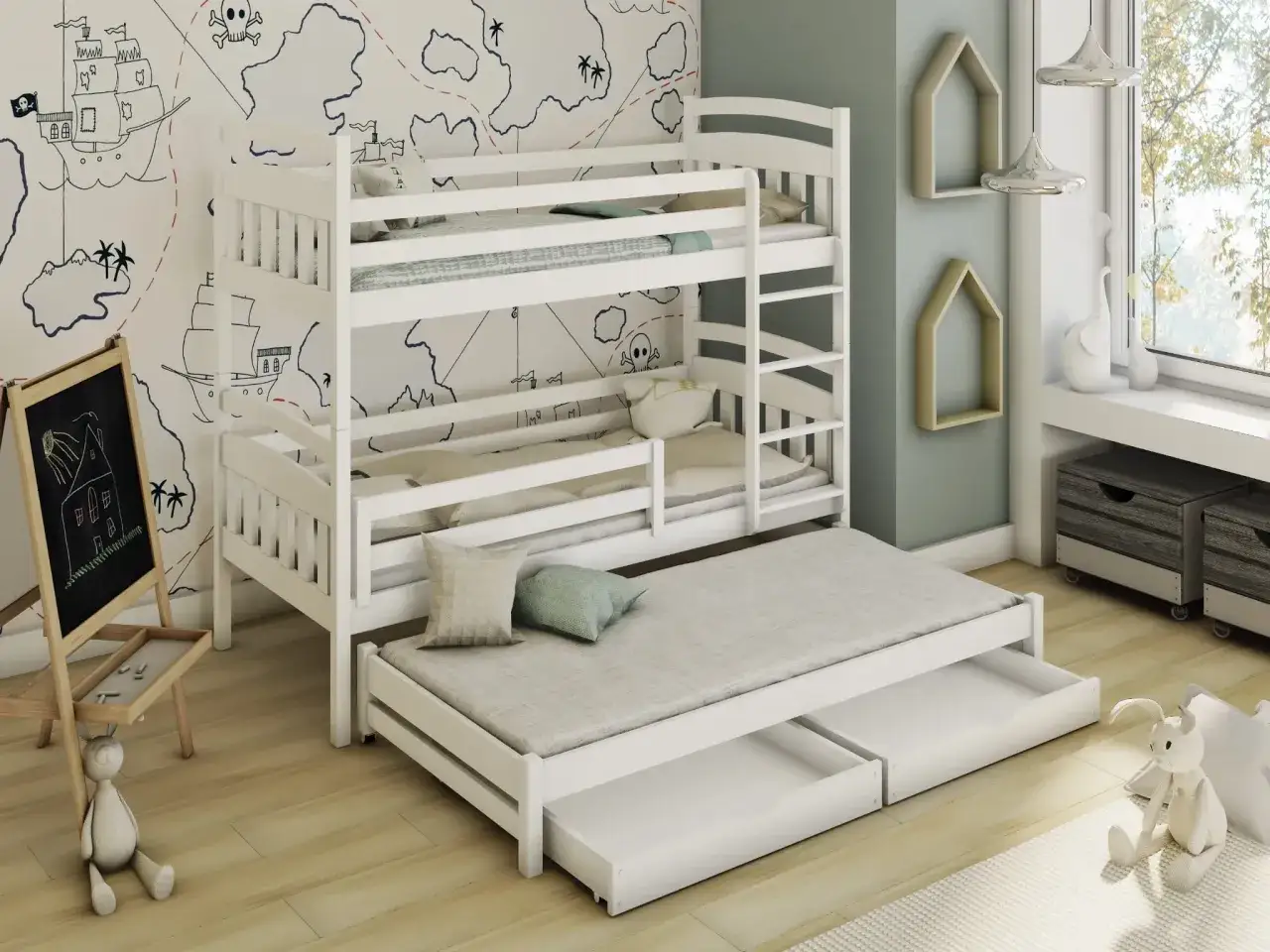 Ein wei&szlig;es Etagenbett mit ausziehbarem Bett f&uuml;r 3 Kinder, Piraten-Tapete und Spielzeug.