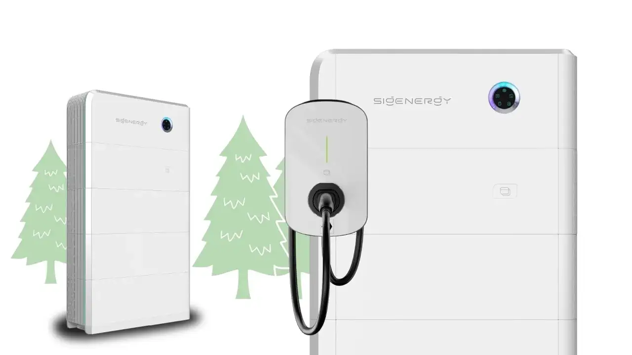 Vita energilagringssystem och laddbox fr&aring;n Solkraft AB, med stiliserade tr&auml;d i bakgrunden.