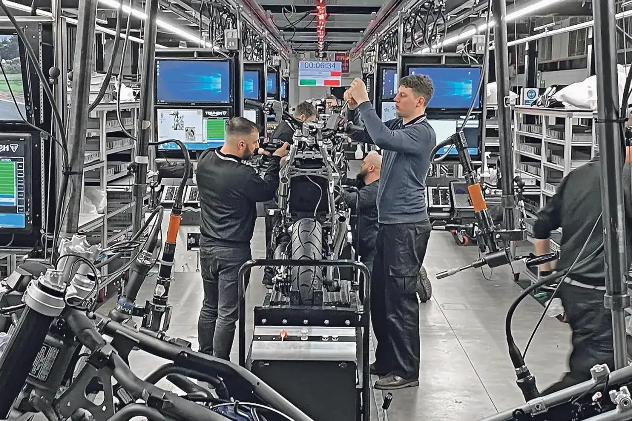 Trabajadores ensamblan motocicletas Triumph en una l&iacute;nea de producci&oacute;n moderna, mostrando d&oacute;nde se fabrican las motos Triumph.