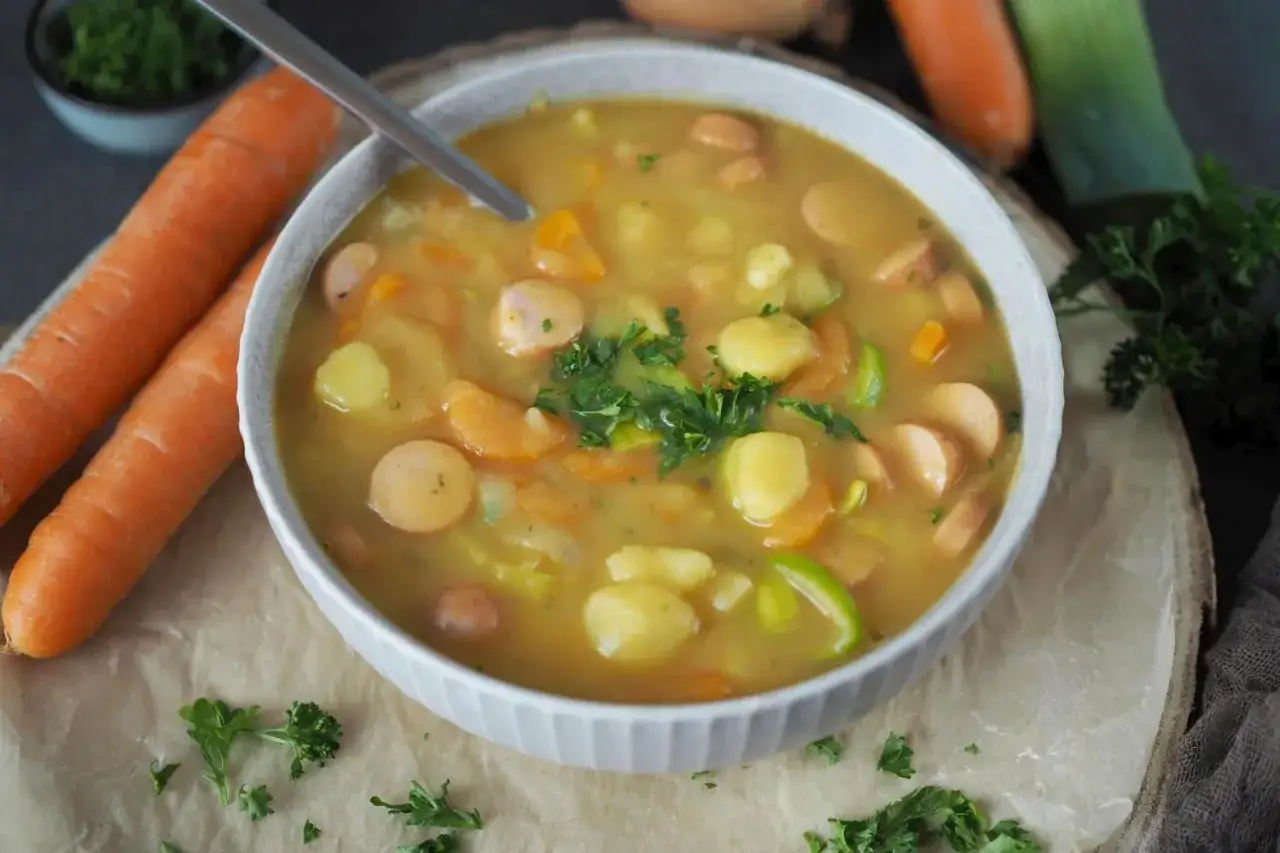 Herzhafte Kartoffel-Wurst-Suppe mit Karotten und Lauch. Perfekt, wenn man fragt: