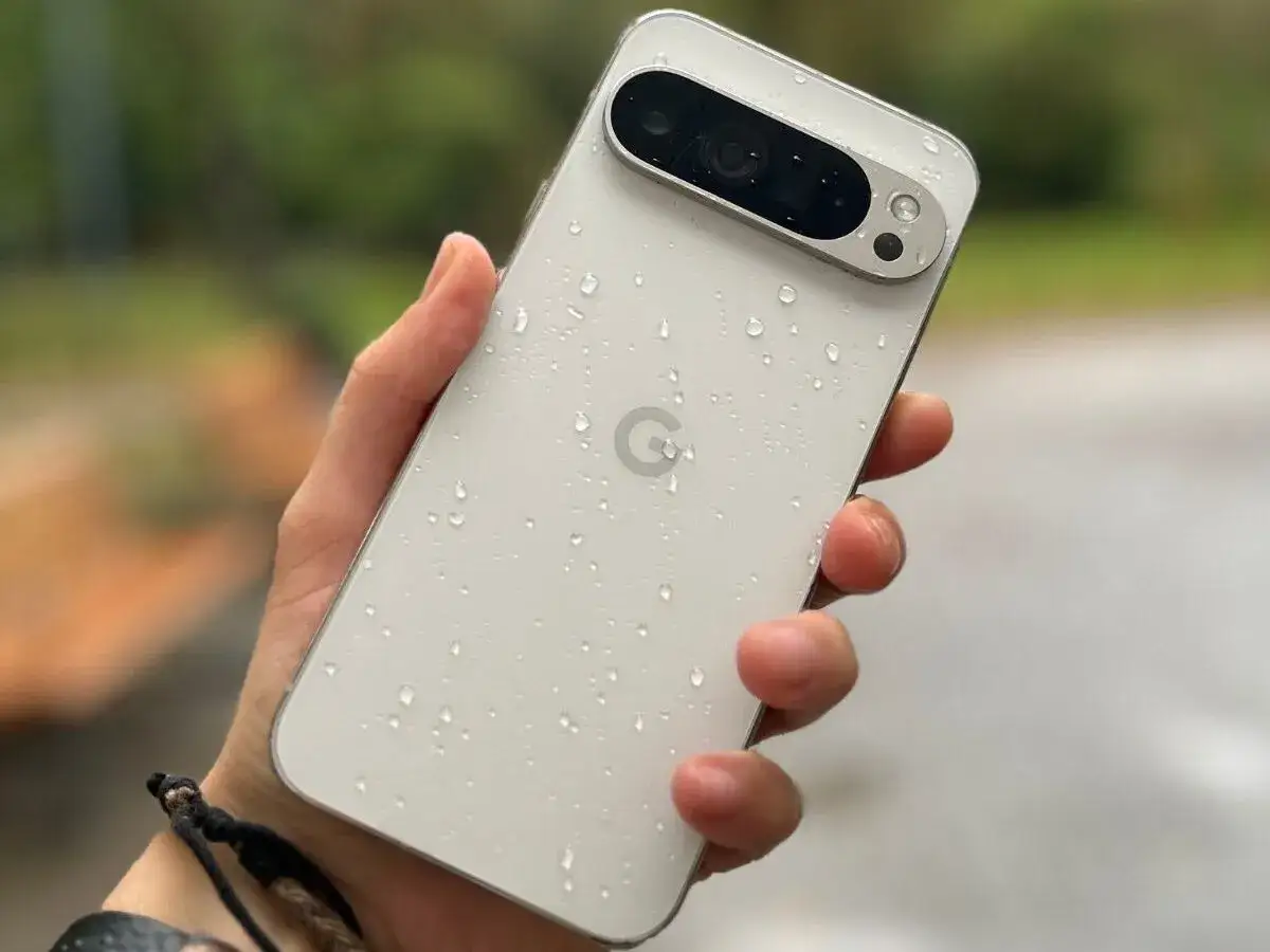 Biały Pixel 10 w deszczu, z kroplami wody na obudowie. Premiera już blisko!
