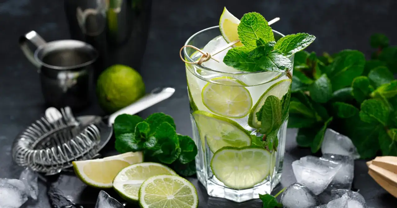 Jak zrobić idealne mojito domowym sposobem żeby nie było zbyt gorzkie? Orzeźwiający drink z limonką, miętą i lodem.