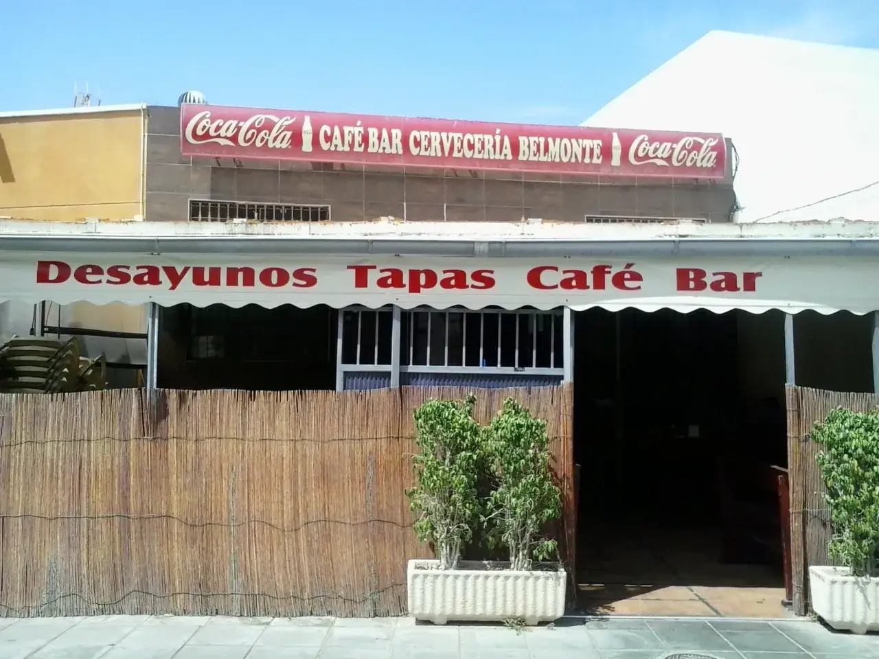 Café Bar Cervecería Belmonte, ideal para tapear en el ejido. Ofrece desayunos y tapas.