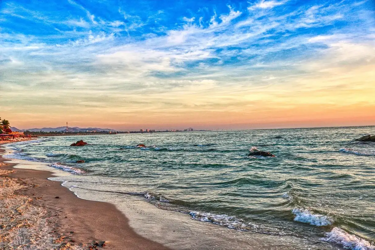 Piękna plaża z falami i kamieniami, idealne miejsce, gdzie jest ciepło w listopadzie.