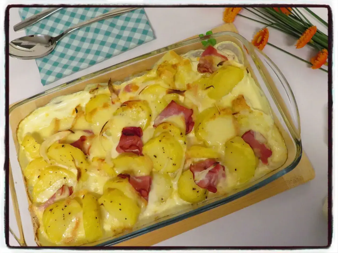 Pommes de terre, lardons et fromage raclette gratin&eacute;s au four. Un plat r&eacute;confortant et savoureux.