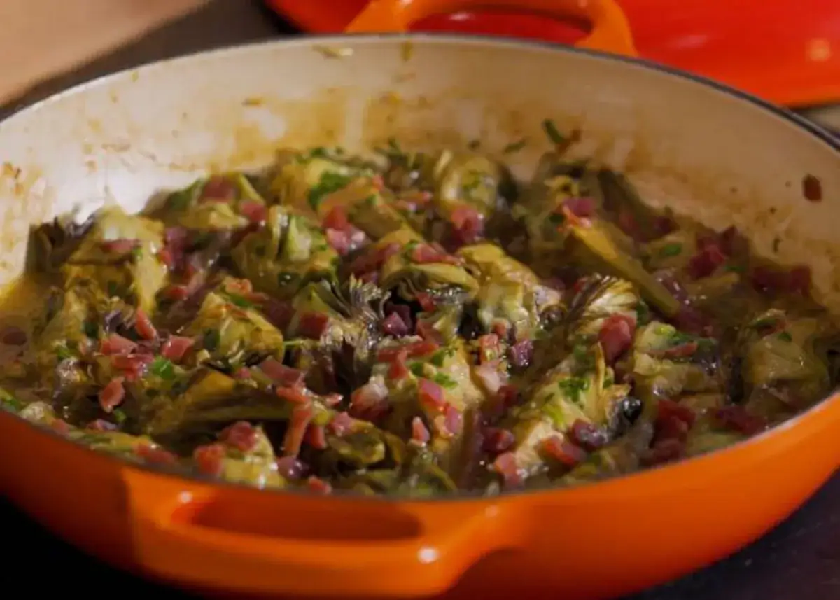 Guiso de alcachofas con trocitos de jam&oacute;n, una de las muchas deliciosas alcachofas recetas.