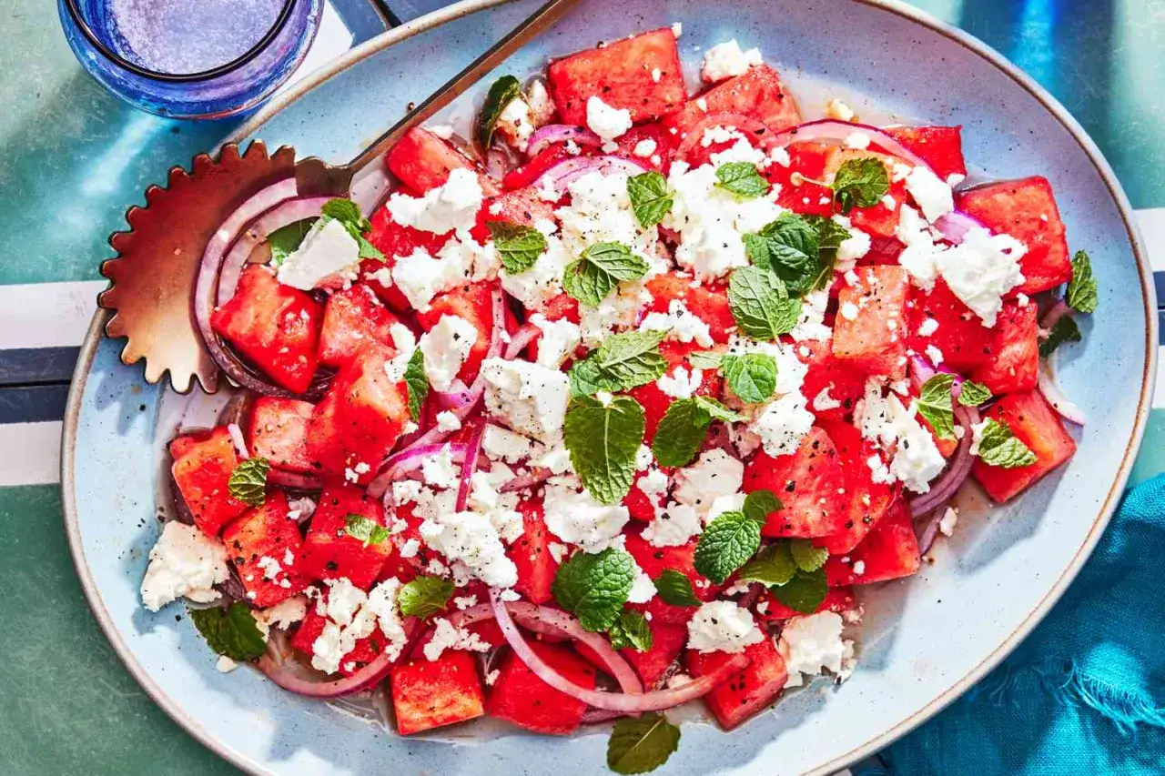 En uppfriskande melon och fetaostsallad med mynta och r&ouml;dl&ouml;k. Perfekt sommarbuff&eacute;!